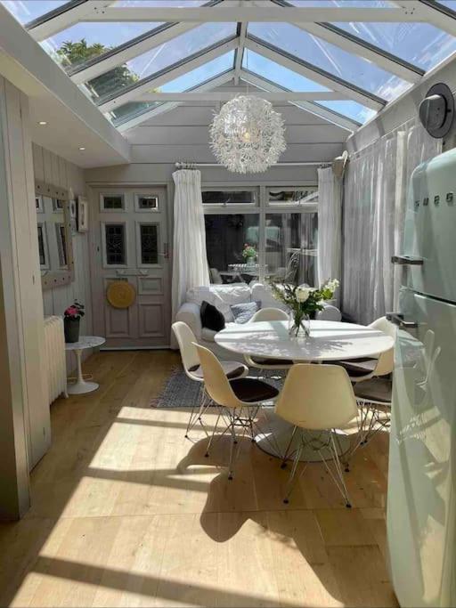 Apartment Charming, Bright Space In Dalkey *